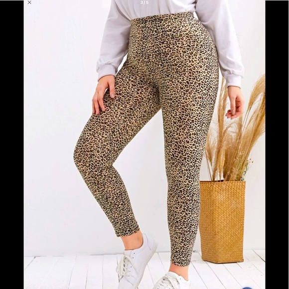 PLUS SIZE LEOPARD 🐆 PRINT LEGGINGS - Picture 3 of 6